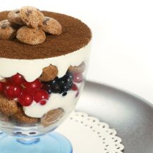 Tiramisù croccante alla ricotta e frutti di bosco