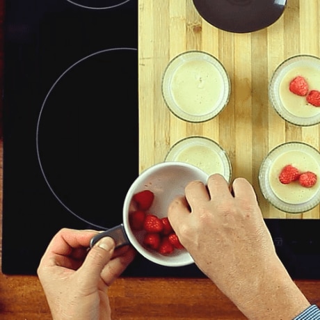 Mousse al cioccolato bianco e lamponi