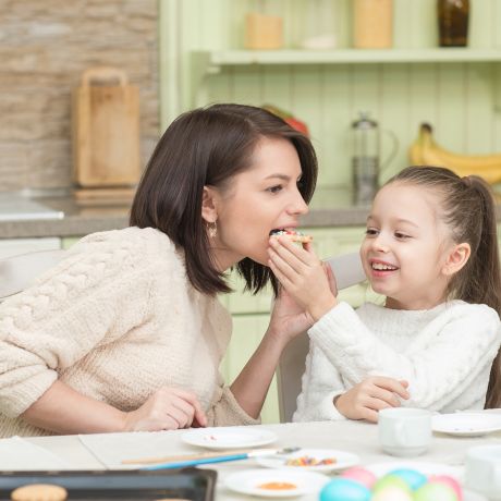 Mamma e figlia fanno merenda