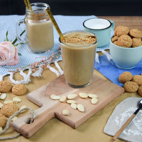 Shake con orzoro, latte di mandorla e amaretti sbriciolati