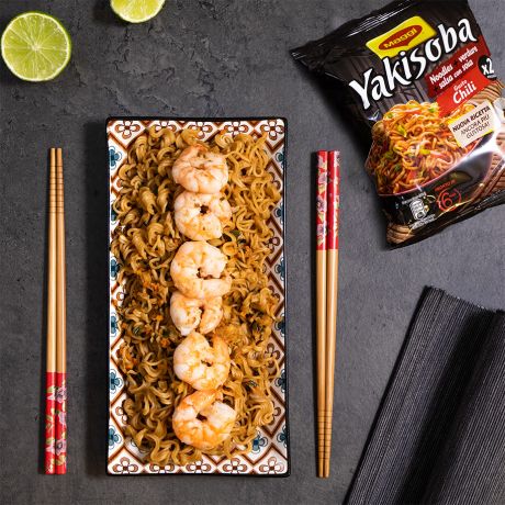 Piatto di Yakisoba chili con gamberi e lime