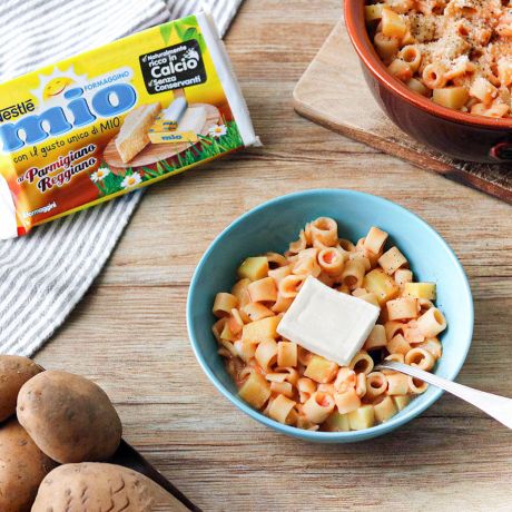 Piatto di pasta e patate con formaggino MIO