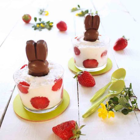Mousse al cocco con fragole e KitKat Bunny
