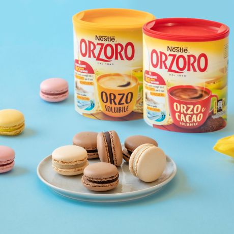 Macarons colorati con due confezioni di Orzoro solubile e al cacao