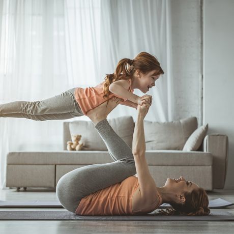 Donna fa esercizi di ginnastica insieme alla figlia