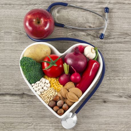 Contenitore a forma di cuore con gli alimenti fondamentali per la salute del sistema immunitario