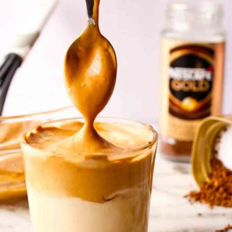 Bicchiere con crema al caffè Dalgona Coffee Nescafé