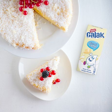 Torta al cioccolato bianco Galak e cocco con decorazione di frutti di bosco