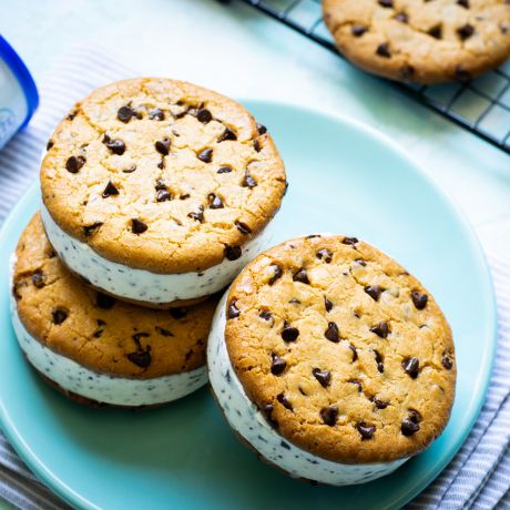 Piatto con gustosi cookies gelato