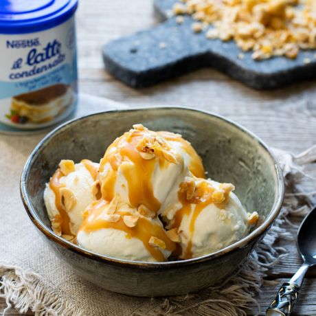 Coppetta di gelato allo yogurt con salsa al caramello salato e croccante di nocciole