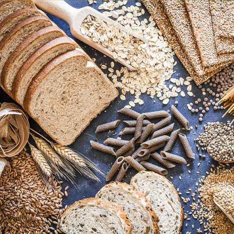 pane, pasta e cereali su una tavola