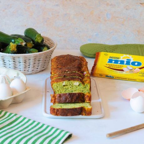 Tavola con plumcake salato di zucchine e formaggino mio