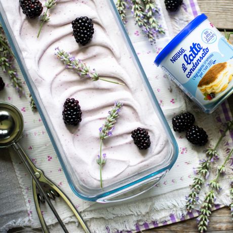 vaschetta di gelato alle more e lavanda con latte condensato Nestlé