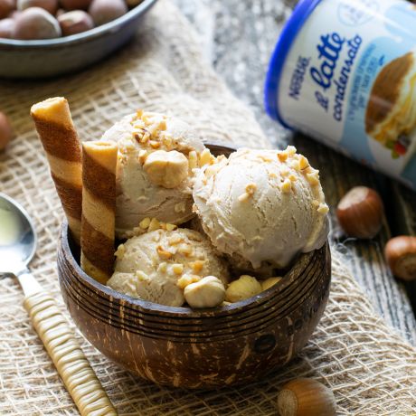 Vaschetta di gelato alla nocciola e latte condensato Nestlé