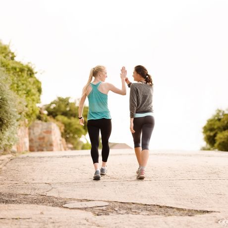Due donne all’aria aperta che fanno sport e camminata