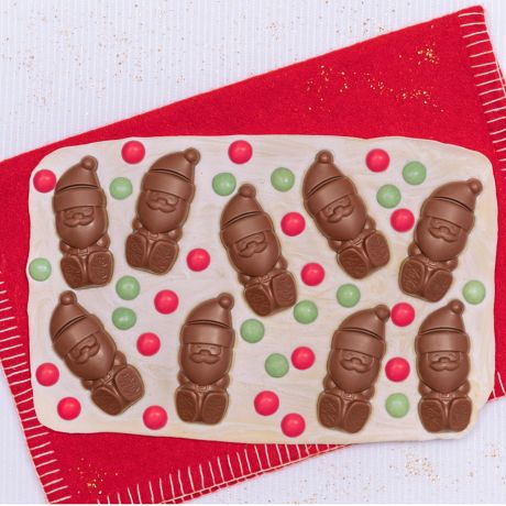 Smarties tra KitKat Santa su tovaglia rossa