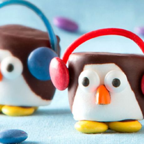 Due pinguini colorati fatti con marshmallow e Smarties