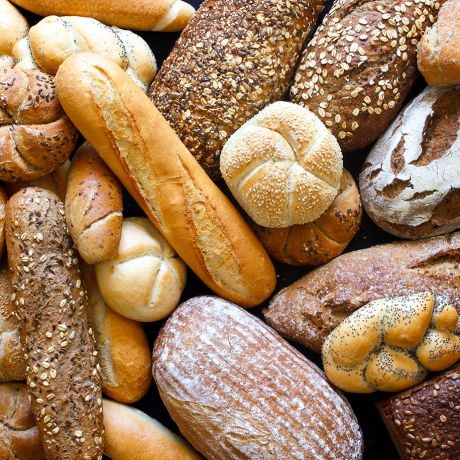 tanti filoni di pane, integrale, soia e bianco