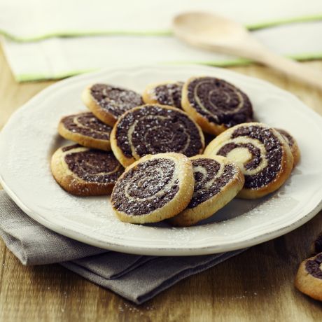 Biscotti bicolore con Perugina® Cacao Amaro su piatto bianco su tavolo di legno
