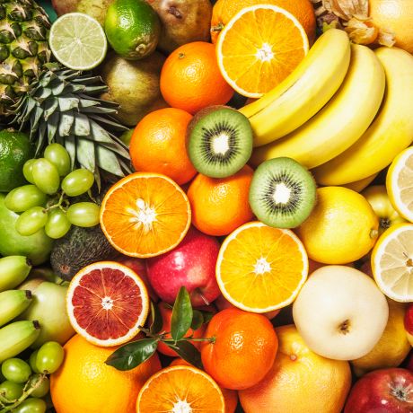 Scopri come conservare la frutta in modo corretto Arance tagliate a metà, mele, lime, kiwi, limoni, uva e ananas