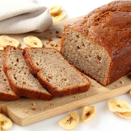 Un tagliere con sopra un banana bread appena sfornato