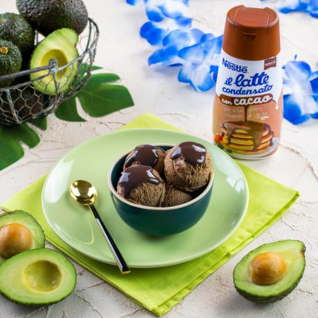 Foto dall’alto degli ingredienti del gelato al cioccolato e avocado