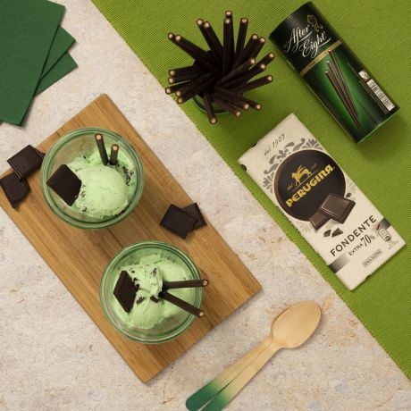 Coppette di gelato alla menta e cioccolato con after eight e scaglie di cioccolato perugina