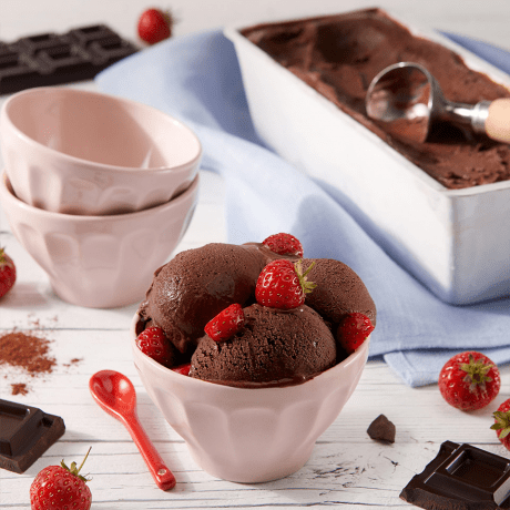 Palline di gelato al cioccolato fondente con fragole