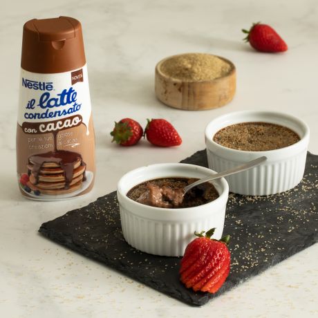 2  porzioni di crème brûlée al cacao sul tavolo con latte condensato Nestlé accanto