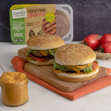 2 Sensational Burger con maionese al peperone sul tavolo e confezione Garden Gourmet accanto