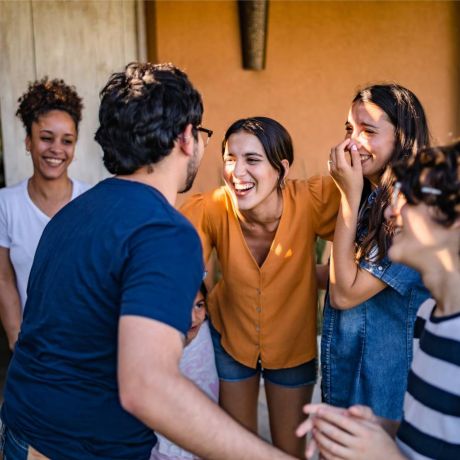 gruppo di ragazzi che pratica yoga della risata