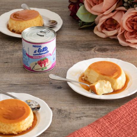 3 crème caramel portati in tavola con il latte condensato senza lattosio