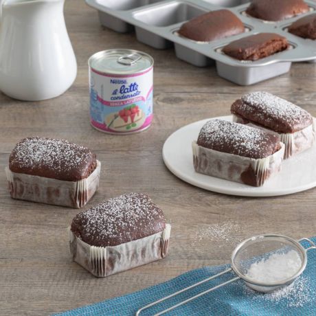 Immagini di mini plumcake al cacao in tavola diversamente decorati 