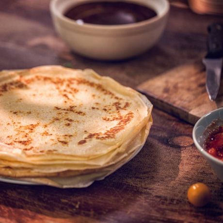 piatto di crepes su tavolo di legno