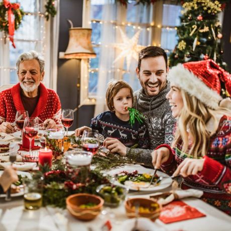 Famiglia felice a tavola il giorno di Natale 