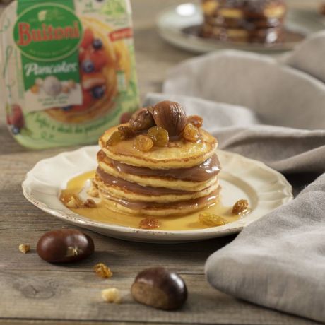 Torre di pancake guarniti con marron glacé e sciroppo d'acero