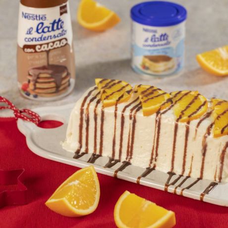 Semifreddo con fettine di arancia e decorazione di cioccolato su piatto 