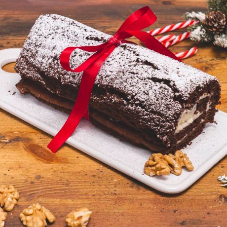 Tronchetto Natalizio al Cioccolato con fiocco rosso
