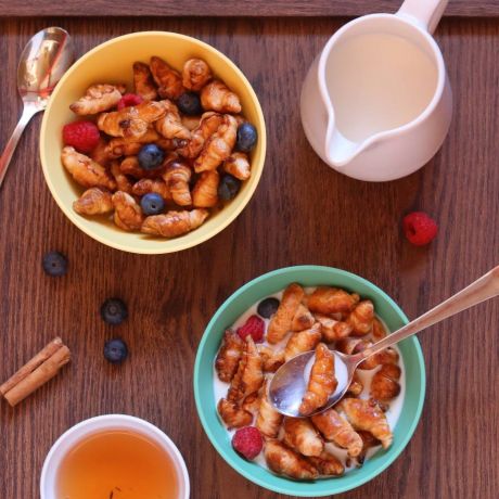 Mini cornetti con frutta, tè e latte