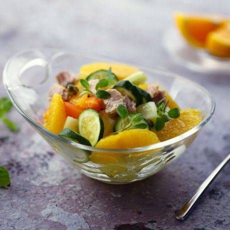 Insalata di tonno e verdure all'arancia Insalata di tonno e verdure all'arancia su terrina di vetro