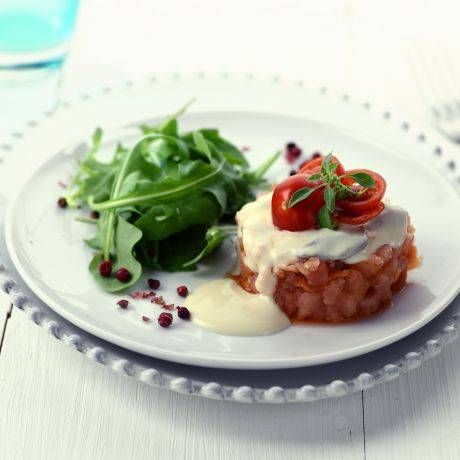 Tartare di salmone in salsa ai funghi e rucola