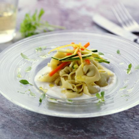 Cappelletti al prosciutto crudo con crema di bufala e verdure