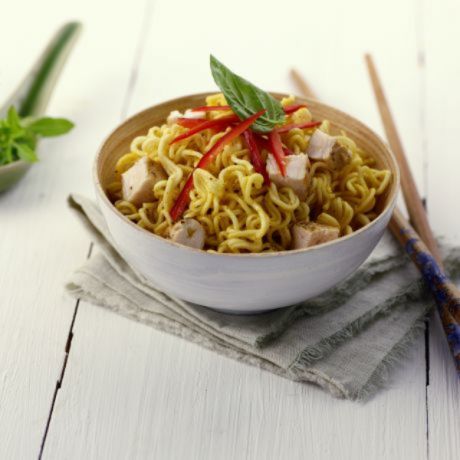 Noodles con pollo al profumo di zenzero ai peperoni 