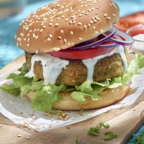 Hamburger con falafel, cipolle, pomodoro, insalata e salse