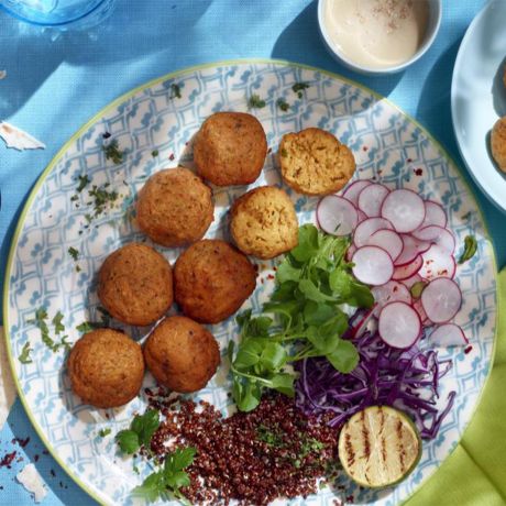 Falafel di patate dolci con verdure e salse Falafel di patate dolci con verdure e salse