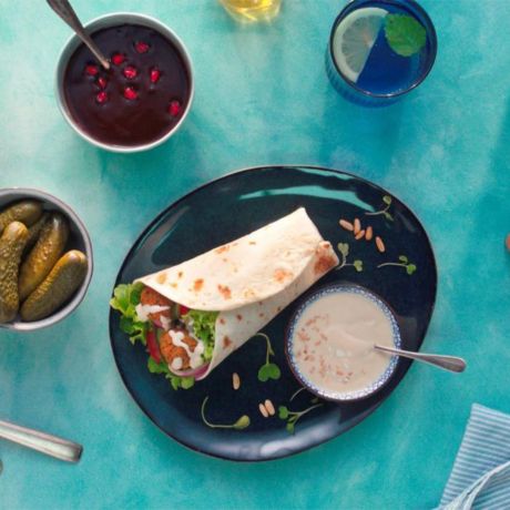 Wrap con falafel, salsa tahini e verdure