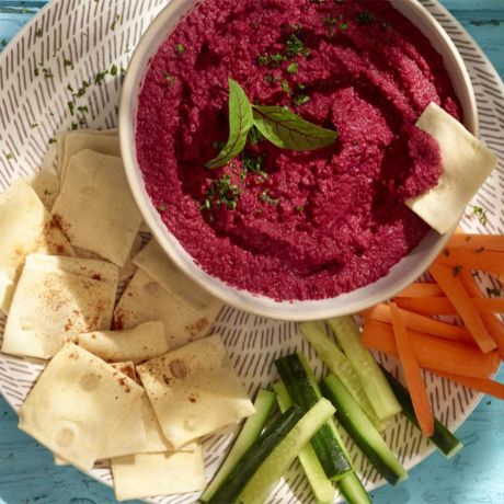 Hummus di barbabietole con verdure e pita crackers Hummus di barbabietole con verdure e pita crackers
