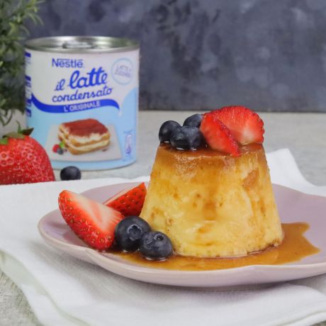 Crème caramel guarnito con fragole e lamponi