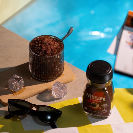 Bicchiere di granita di caffè con panna e Nescafé
