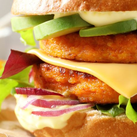 Burger di zucca con maionese e cheddar, con contorno di patate